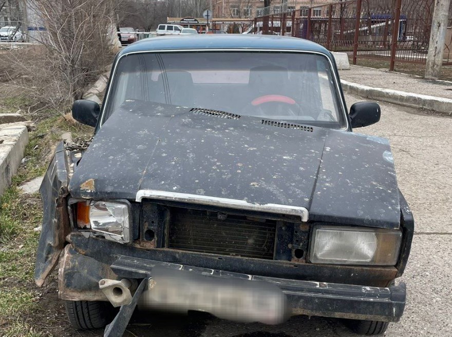 В Астрахани подростки угнали «Жигули» и врезались в столб