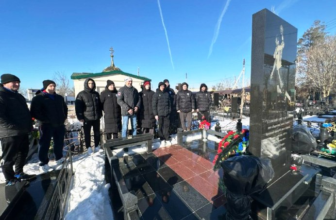 Игроки и тренеры астраханского «Динамо» почтили память легендарного гандболиста Василия Кудинова