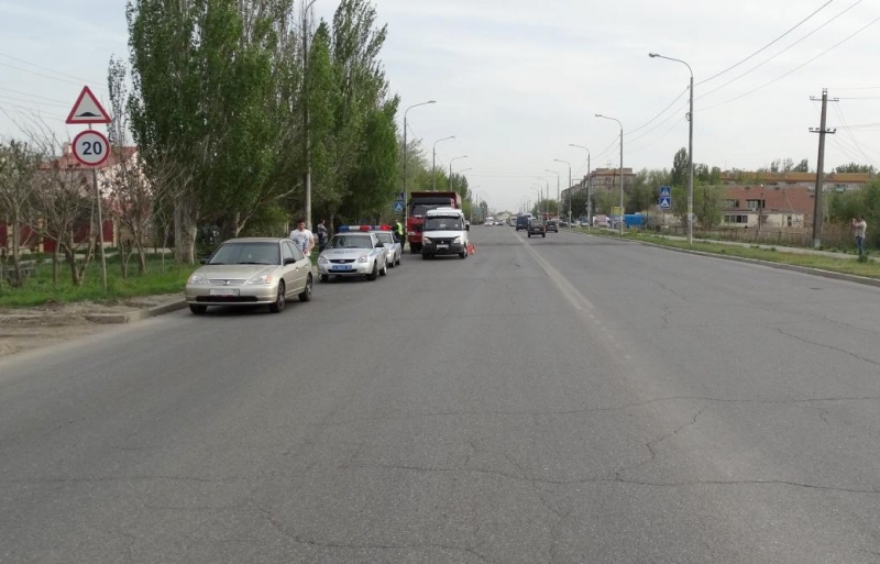 В Астрахани столкнулись самосвал и маршрутка: пострадали две женщины
