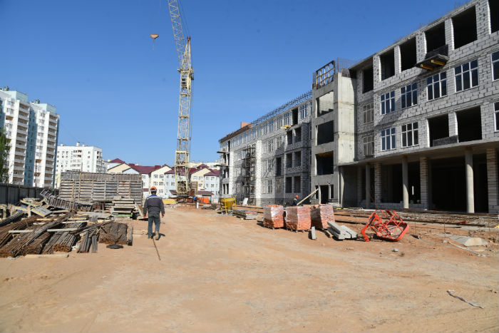 Карантин не тормозит строительство огромной школы на Зеленгинской в Астрахани