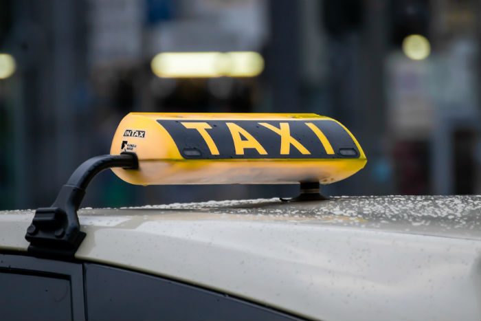 В Астрахани пассажир такси набросился на водителя с пистолетом 