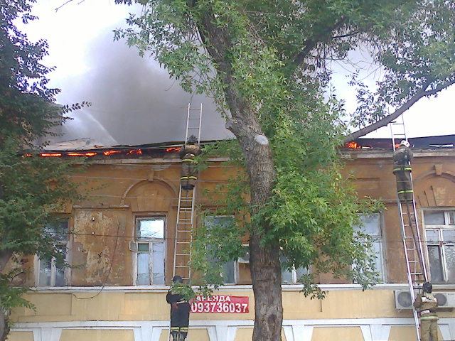  В центре Астрахани крупный пожар