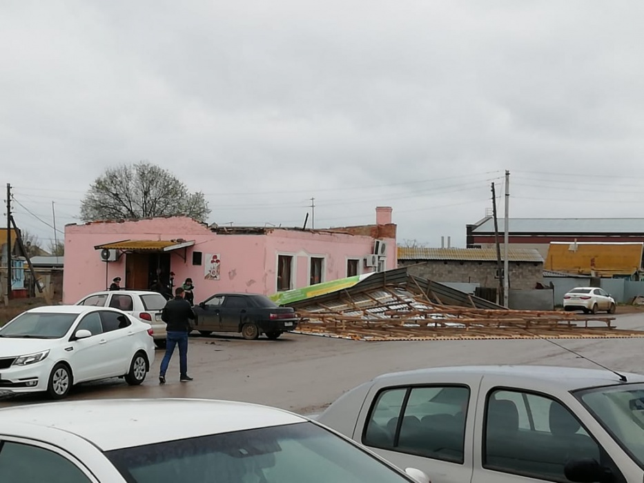 В Астраханской области снесло крышу здания судебных приставов (ВИДЕО)