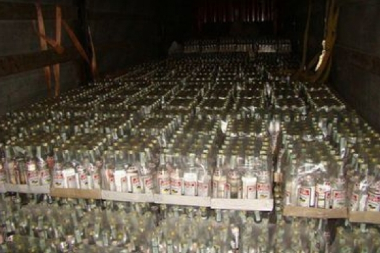 В Астраханской области задержали грузовик, набитый водкой (ВИДЕО)