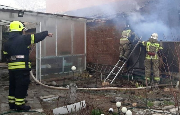 В Астрахани устроили поджог жилого дома, пожарные тушили огонь полтора часа
