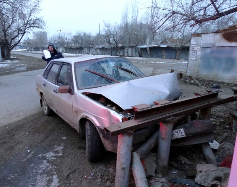 В Астрахани пьяный водитель врезался в ограждение