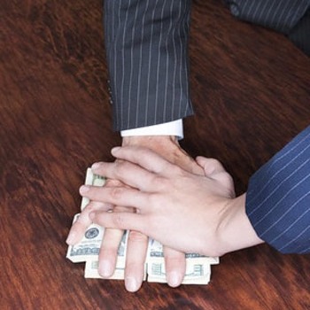 Сотрудник энергетической компании вымогал с предпринимателя более миллиона рублей за якобы зафиксированное нарушение