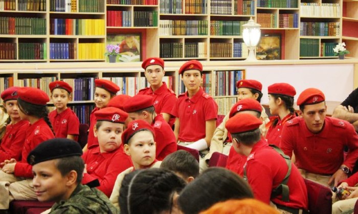 Астраханские юнармейцы встретились с курсантами военных вузов 
