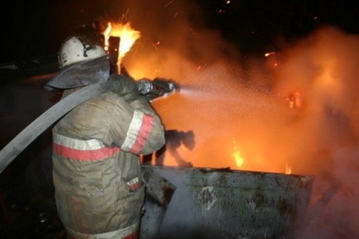 В Астрахани пожар в доме чуть не унес три жизни