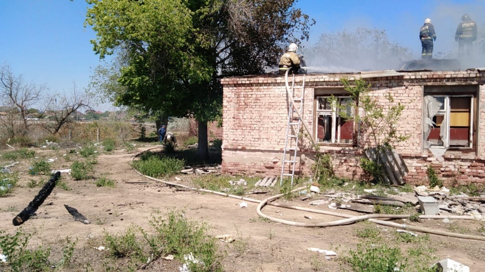 В астраханском поселке потушили крупный пожар