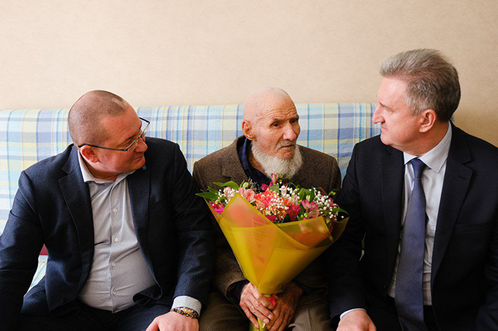 Астраханского ветерана поздравили с 98-летием