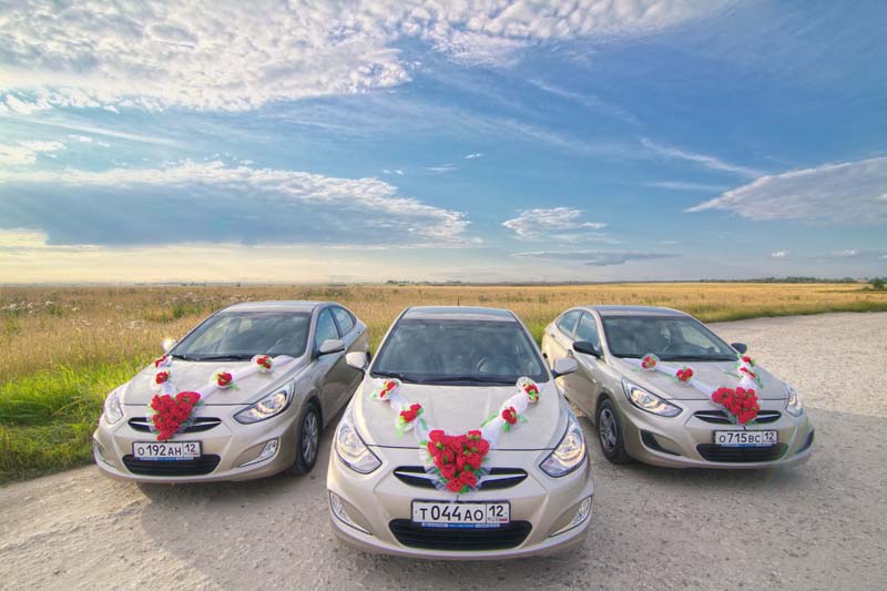  В Астрахани полицейского сбила одна из машин свадебного кортежа