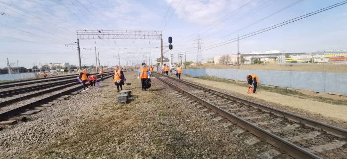 Рейд по выявлению несанкционированных свалок вблизи железнодорожных путей прошёл в Астрахани