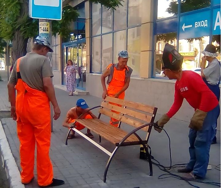 На астраханских остановках появились удобные и красивые лавочки (мы сначала тоже не поверили)