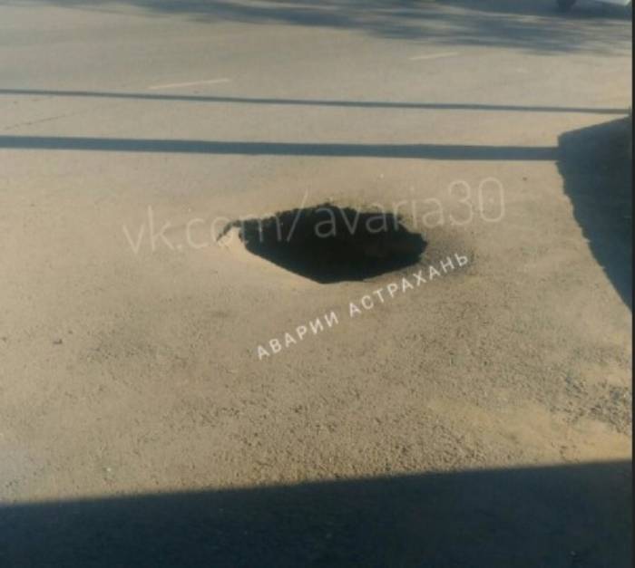 Астраханских автомобилистов предупреждают об очередном провале дороги