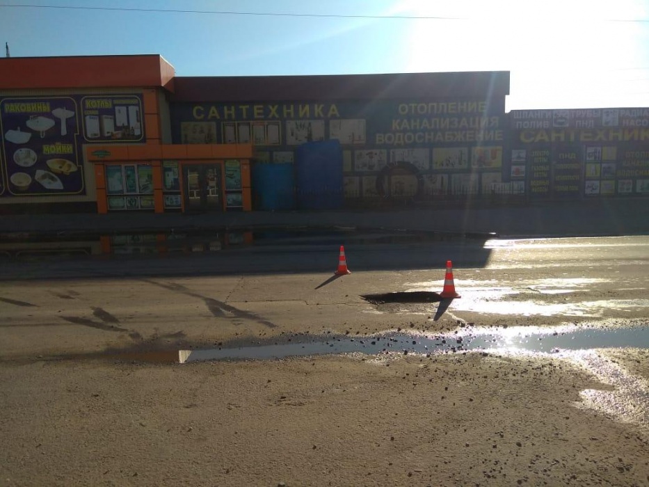 Сегодня утром в Астрахани из-за ямы на дороге разбился водитель скутера