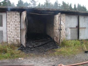 Дежавю по-астрахански: сгорели два гаража и автомобиль