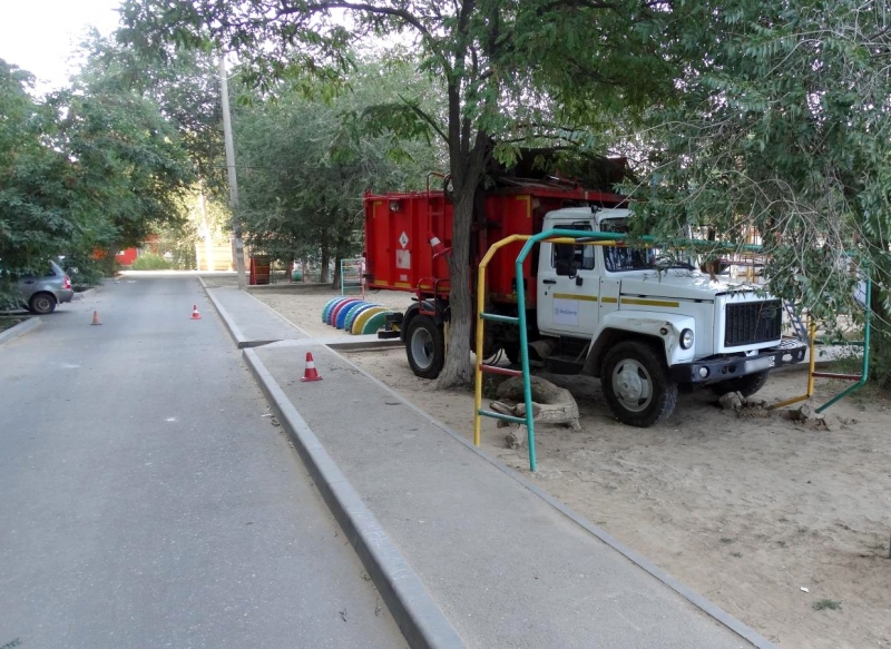 В Астрахани мусоровоз раскурочил детскую площадку во дворе дома 