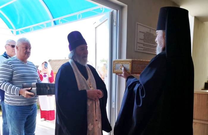 На севере Астраханской области передали в дар Ахтубинской епархии две святыни