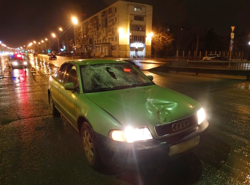 В Астрахани под колесами автомобиля на Новом мосту погиб мужчина