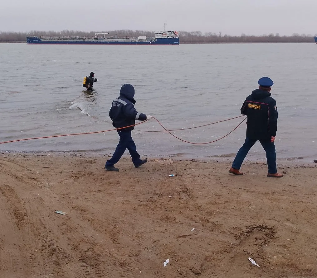 Водолазы обследуют места крещенских купаний в Астрахани 