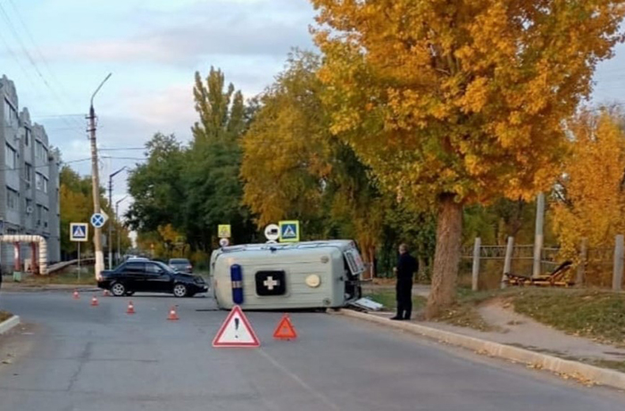 Машина «скорой помощи» с пациентами перевернулась в Астраханской области