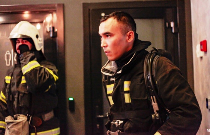 В Астрахани возвращавшийся домой спасатель освободил девушку из заблокированной машины