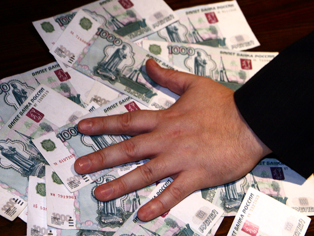 В Астраханской области чиновник присвоил деньги инвалида