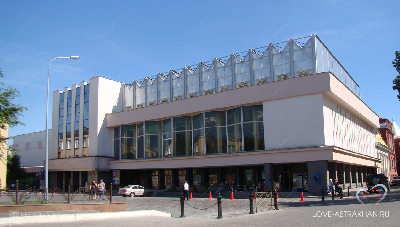 Губернатор не теряет надежды превратить «Октябрь» в культурно-просветительский центр