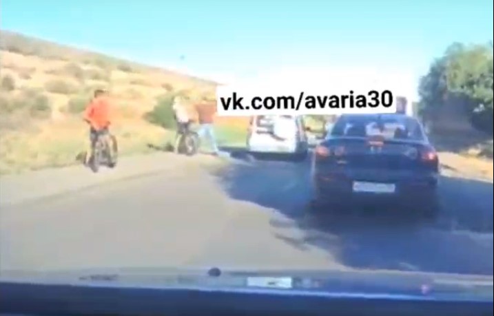 В Астрахани пассажир такси избил ребенка-велосипедиста: видео