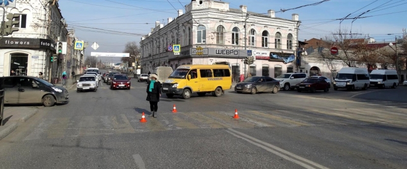 Астраханка, переходившая дорогу по всем правилам, попала под машину в центре города