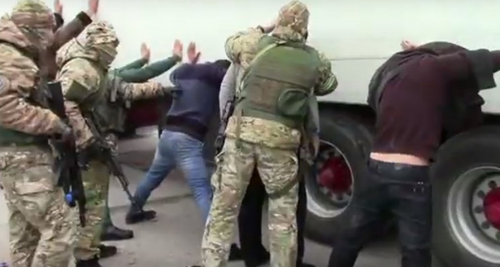 Астраханские пограничники остановили грузовик с большими сюрпризами