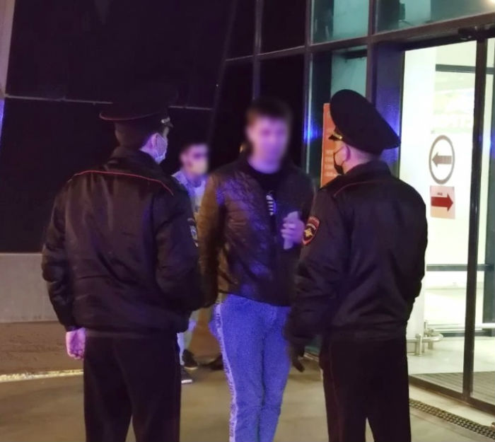 Курят кальян на улице и пьют спиртное. Как астраханцы нарушают режим самоизоляции