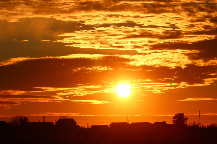 Лиловые облака и персиковое небо: астраханка поделилась яркими фото заката