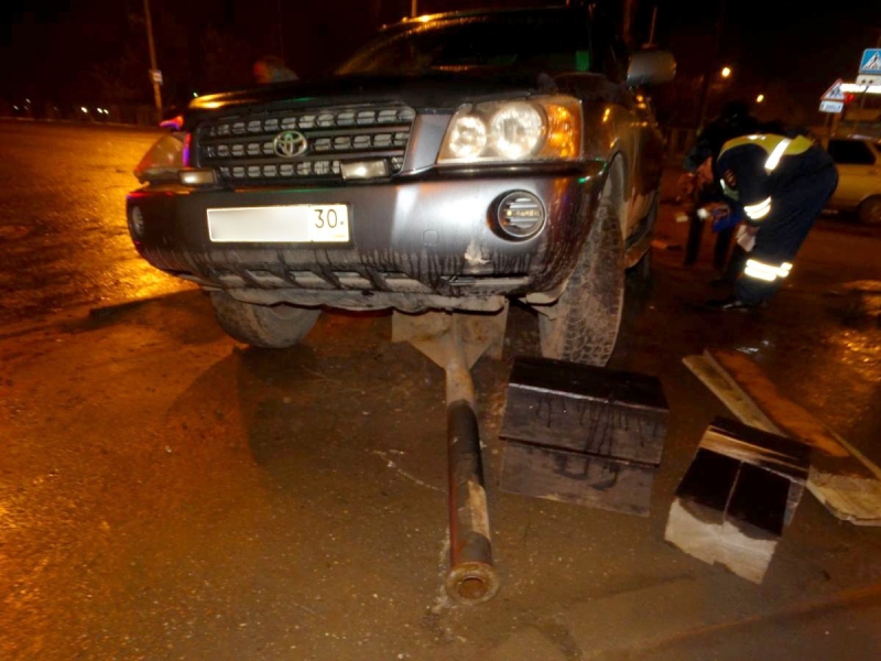 В Астрахани автоледи сшибла светофор и дорожный знак