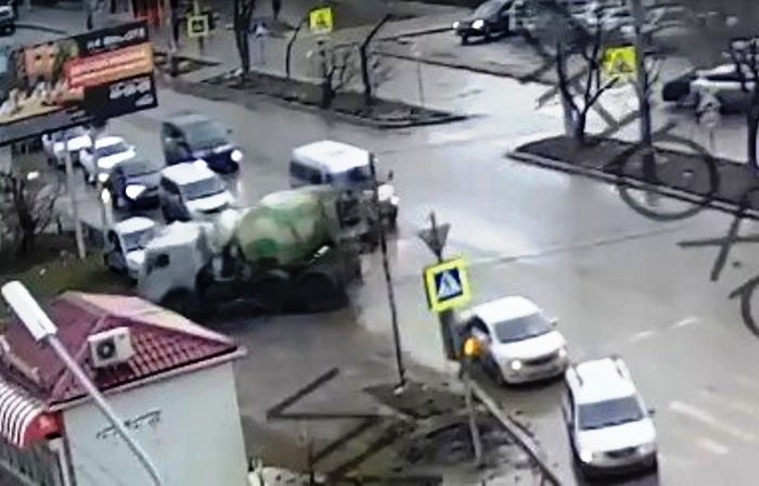 В Астрахани через насыщенный машинами перекресток  пронеслась бетономешалка без тормозов. Видео
