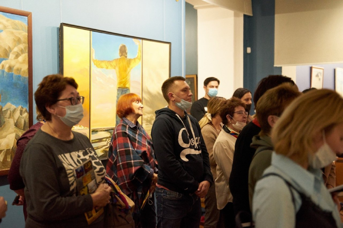 Федеральный минкульт передал астраханской "Догадинке" уникальные постсоветские картины