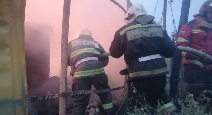 В Ленинском районе Астрахани горит жилой дом