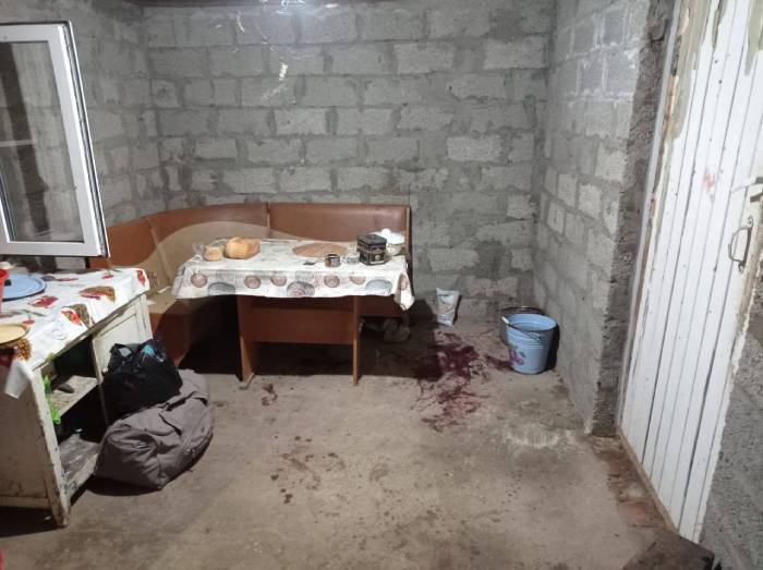 Нож в спину получил астраханец во время застолья на ферме