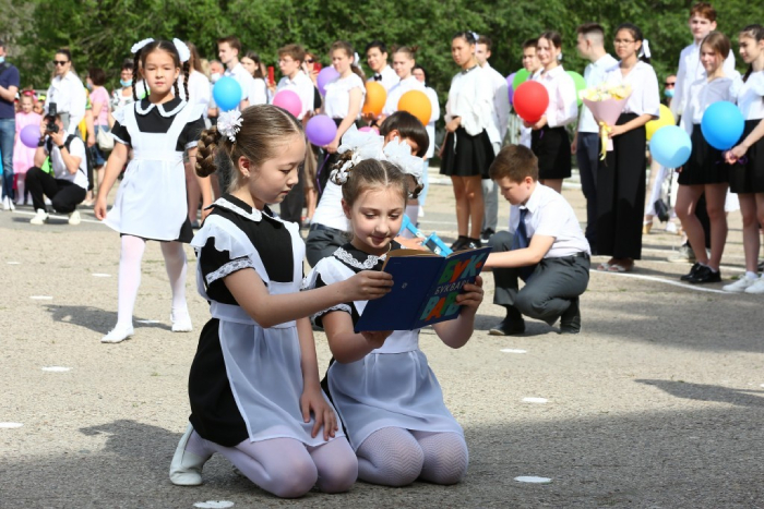 Астраханцы начали получать президентские выплаты на школьников