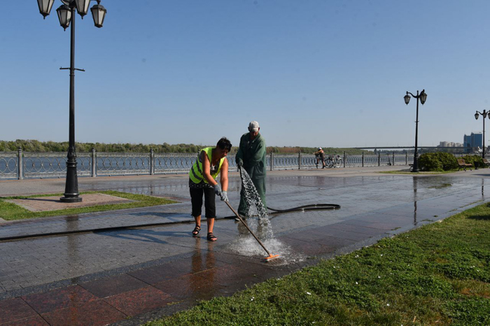 В Астрахани в связи с жарой моют тротуары и увлажняют общественные пространства