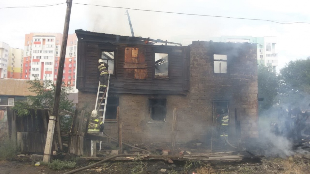 Видео сильного пожара в Астрахани, который уничтожил дом, хозпостройку и автомобиль