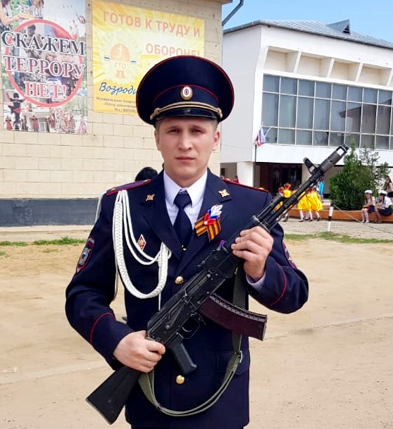 Астраханский полицейский спас от гибели ребенка