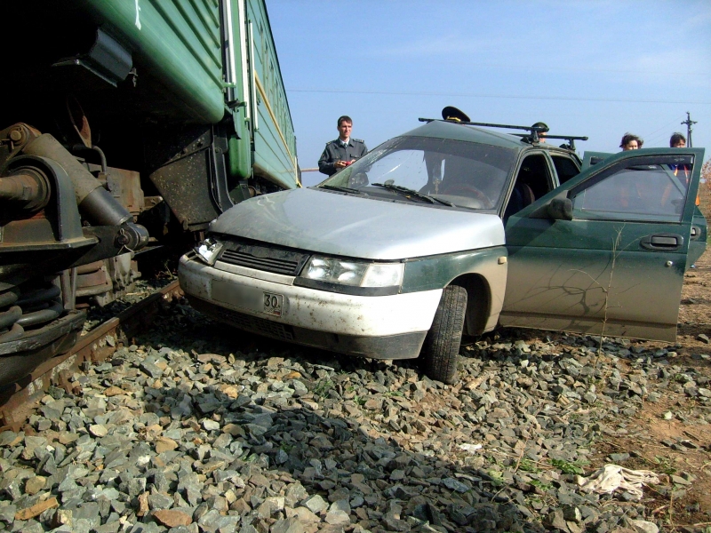 В Астраханской области автомобиль столкнулся с тепловозом