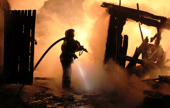 В поселке под Астраханью произошел крупный пожар, на который силы МЧС реагировали по повышенному рангу