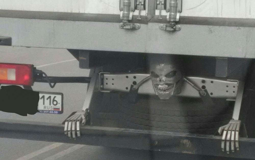 Астраханцев развеселил зловещий грузовик с мороженым