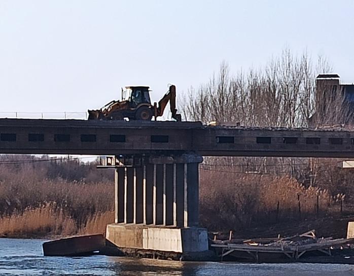 В честь 8 марта в Астрахани сносят Милицейский мост, и это круто