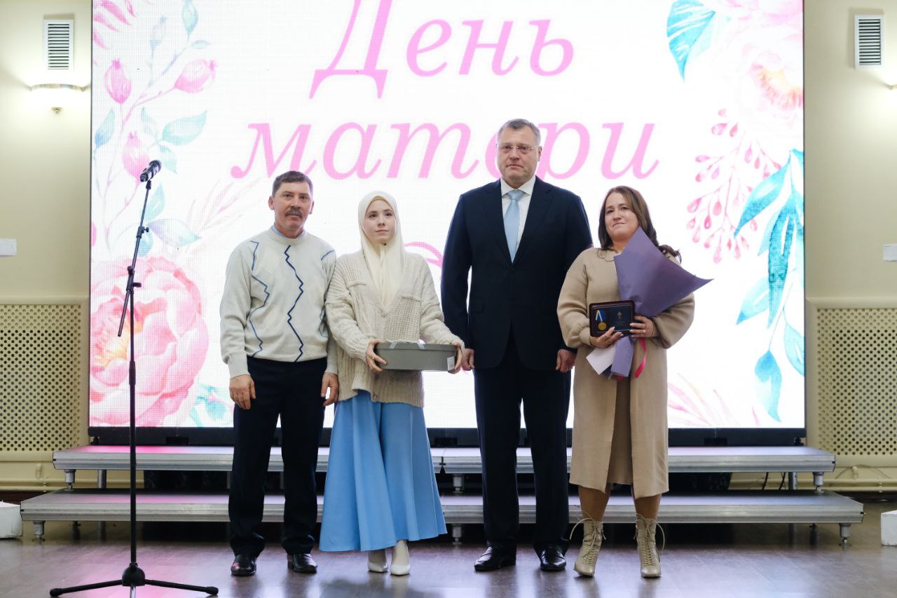 Астраханским многодетным мамам вручили медали "Материнская слава"