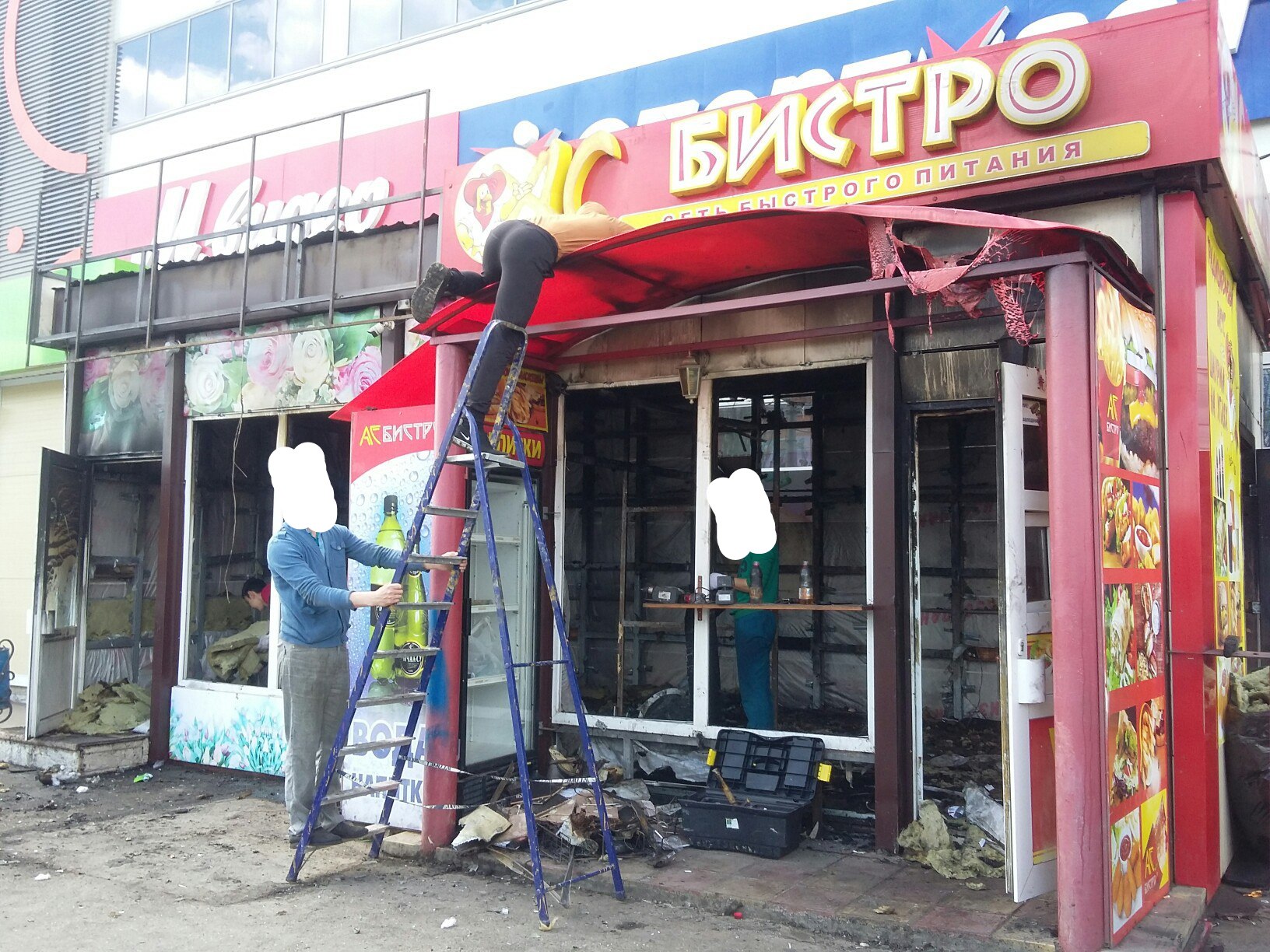 В Астрахани у ТЦ "Ярмарка" сгорели два торговых павильона