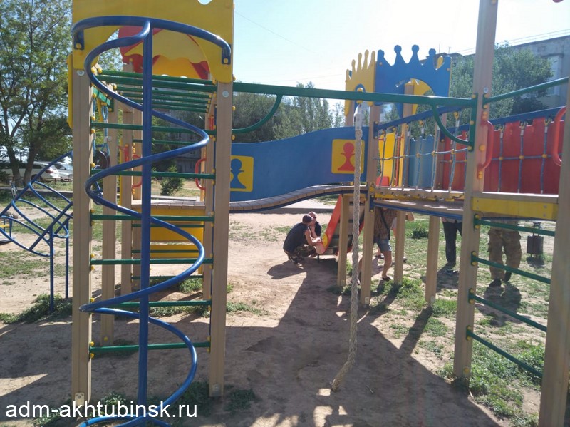 Хэппи-энд: в Ахтубинске жителям микрорайона, откуда демонтировали детскую площадку, поставят новую